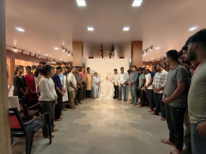 Artist Basanta Kumari Samanta and dignitaries pay tribute at the memorial ceremony for veteran painter Jagadish Kanungo at GCAC Khallikote - Image 2