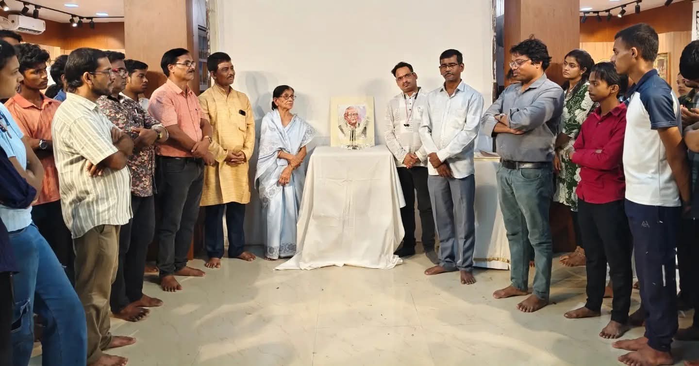 Artist Basanta Kumari Samanta and dignitaries pay tribute at the memorial ceremony for veteran painter Jagadish Kanungo at GCAC Khallikote - Image 3
