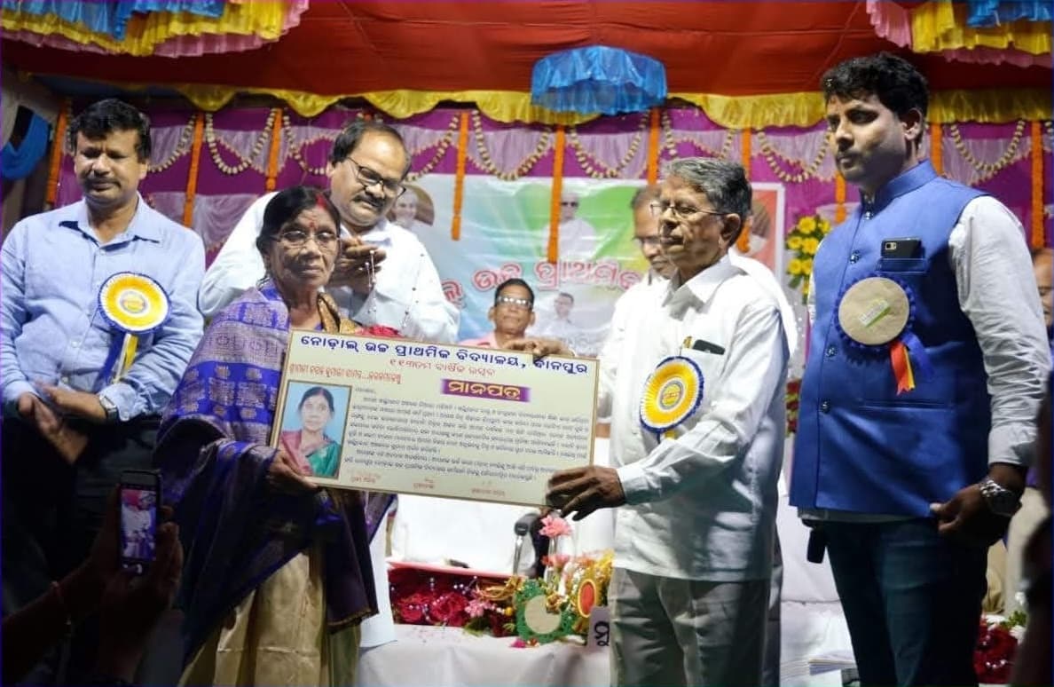 Artist Basanta Kumari Samanta receiving the Best Artist Award from Badri Narayan Patra, Minister of School and Mass Education of Odisha, at Danapur Nodal High School in Ganjam