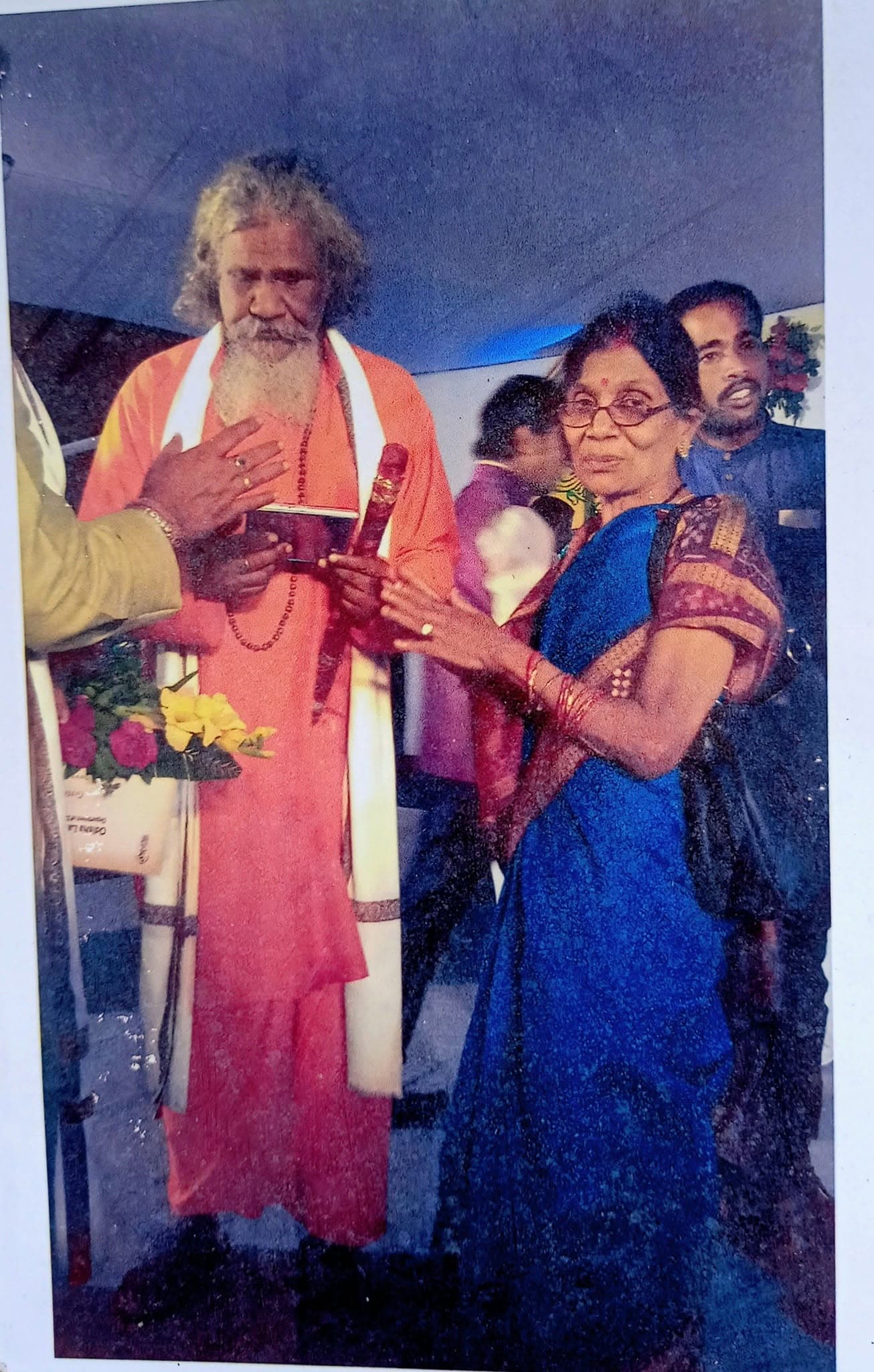 Artist and poet Basanta Kumari Samanta presenting her poetry collection Bidipta Basanta to eminent poet and former Rajya Sabha MP Dr. Prasanna Patsani