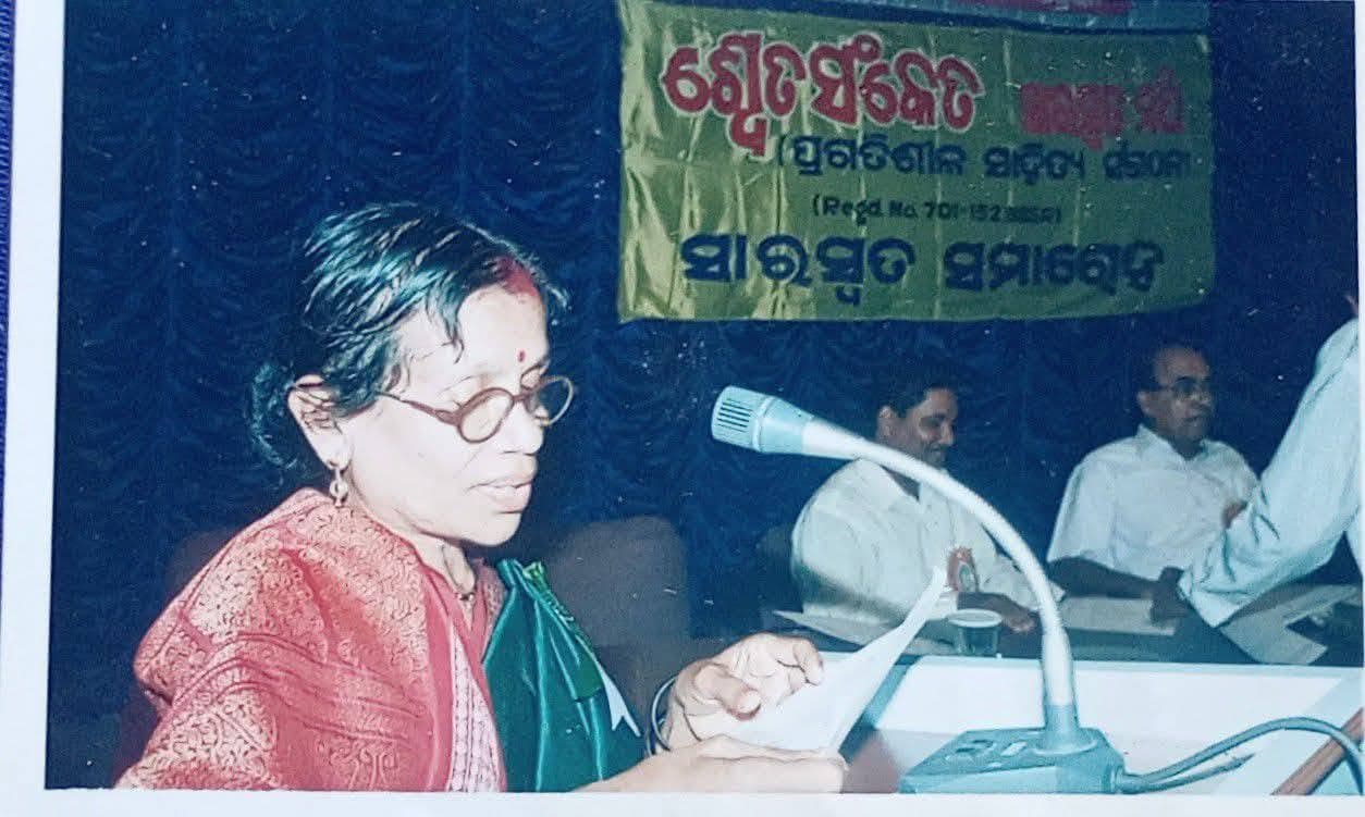 Basanta Kumari Samanta reading from a paper at the podium of a Sahitya Samabesh literary gathering