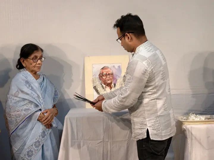 Artist Basanta Kumari Samanta and dignitaries pay tribute at the memorial ceremony for veteran painter Jagadish Kanungo at GCAC Khallikote